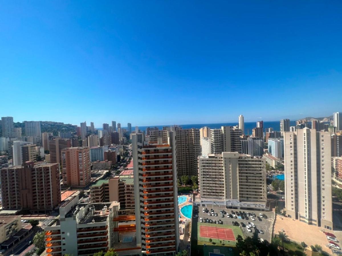 Gemelos 22-2-24 Benidorm Buitenkant foto